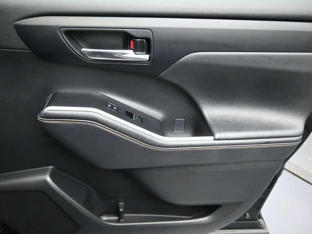 Used 2023 Toyota Highlander Bronze Edition image 28