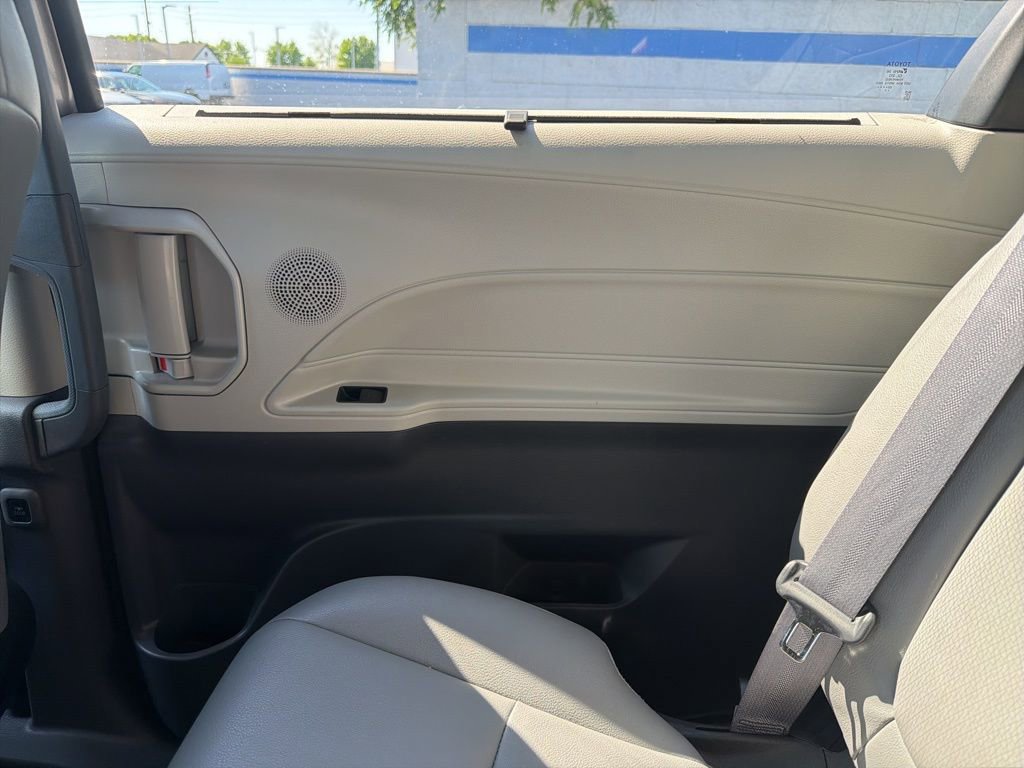 Used 2023 Toyota Sienna XLE FWD image 25
