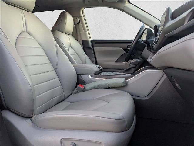 Used 2020 Toyota Highlander XLE image 23