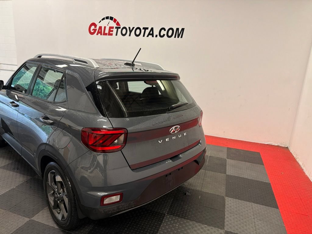 Used 2023 Hyundai Venue SEL FWD image 10