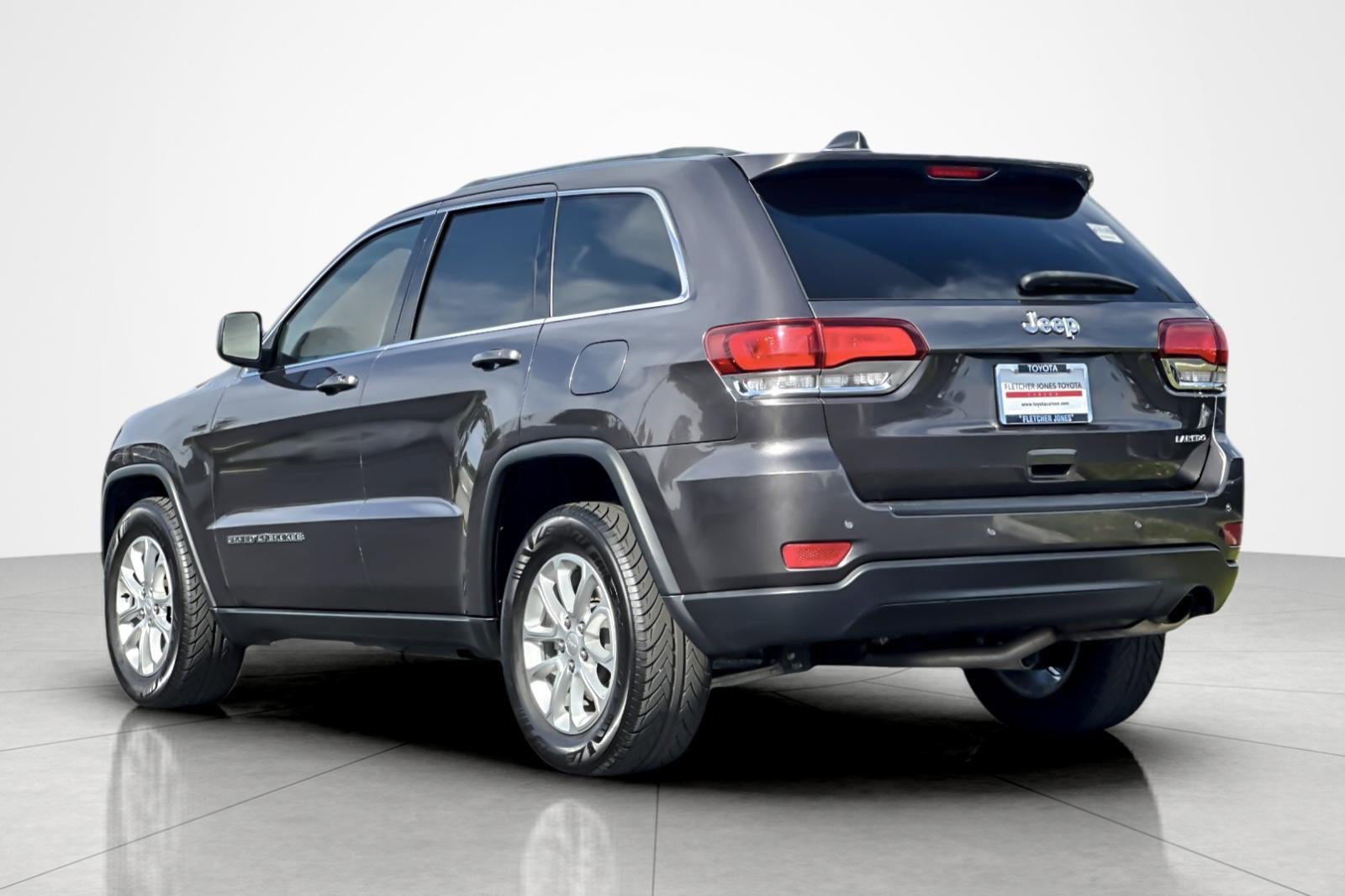 Used 2021 Jeep Grand Cherokee Laredo image 3