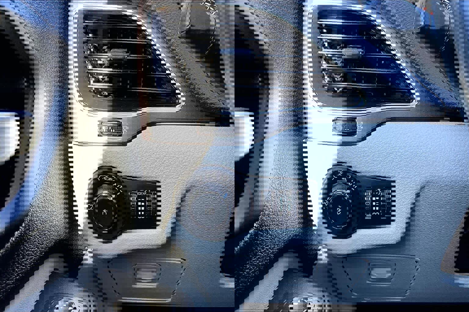 Used 2021 Jeep Cherokee Latitude Lux w/ Mopar Interior Package image 35