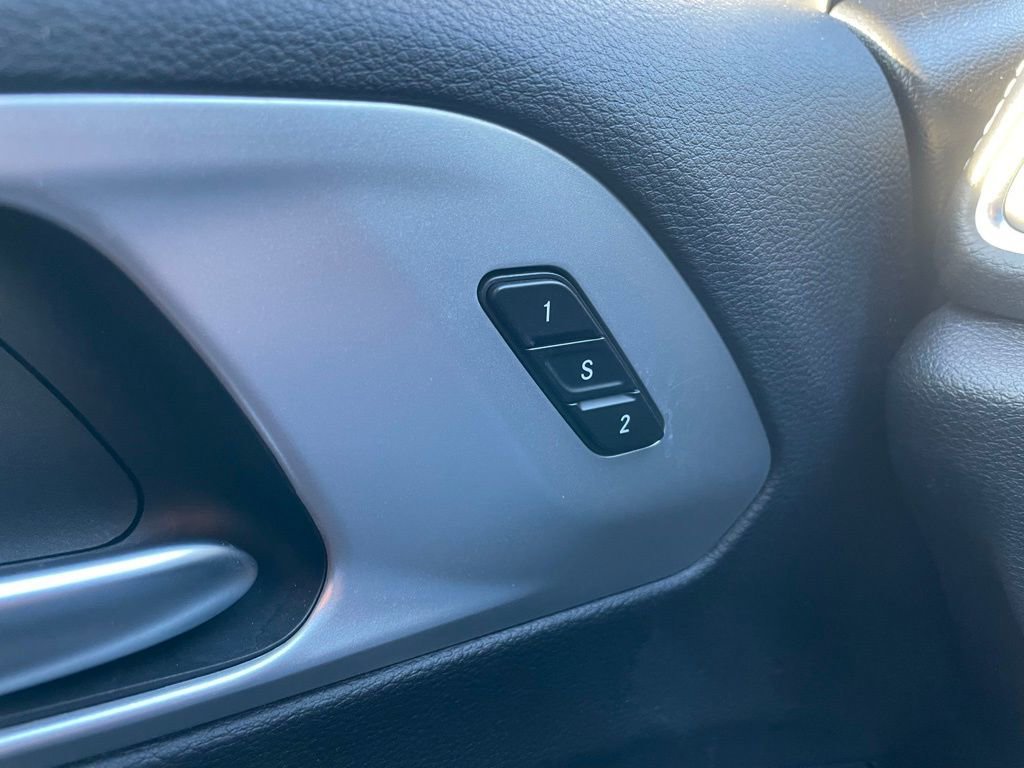 Used 2025 Chrysler Pacifica Limited image 25