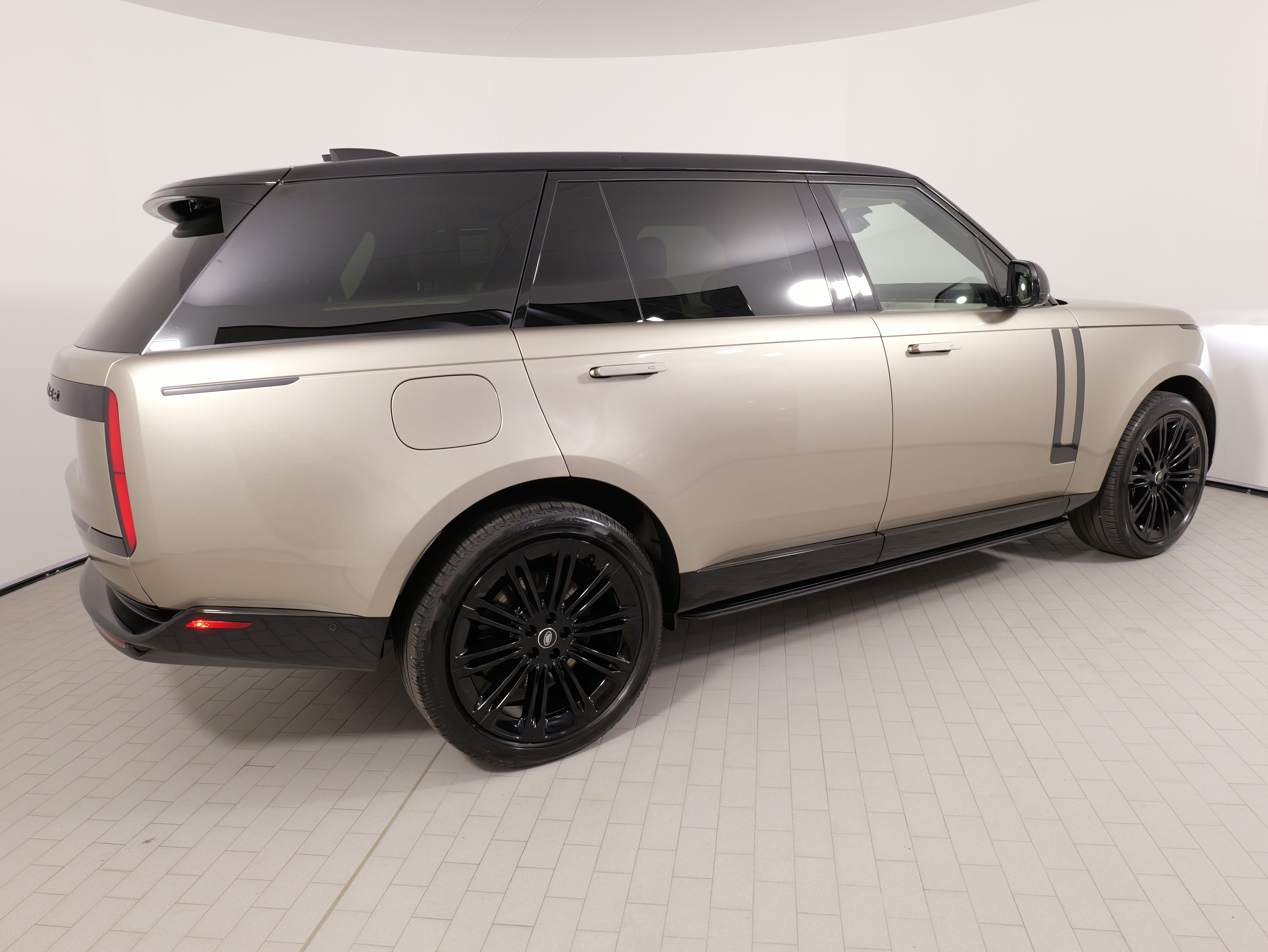Used 2025 Land Rover Range Rover Long Wheelbase SE image 11
