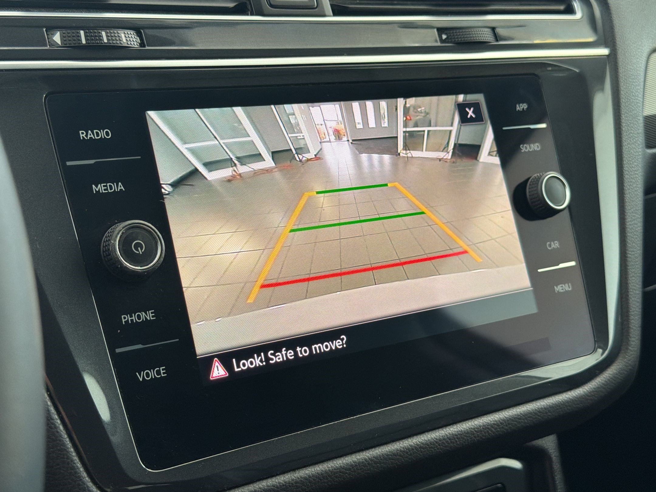 Used 2022 Volkswagen Tiguan SE FWD image 19