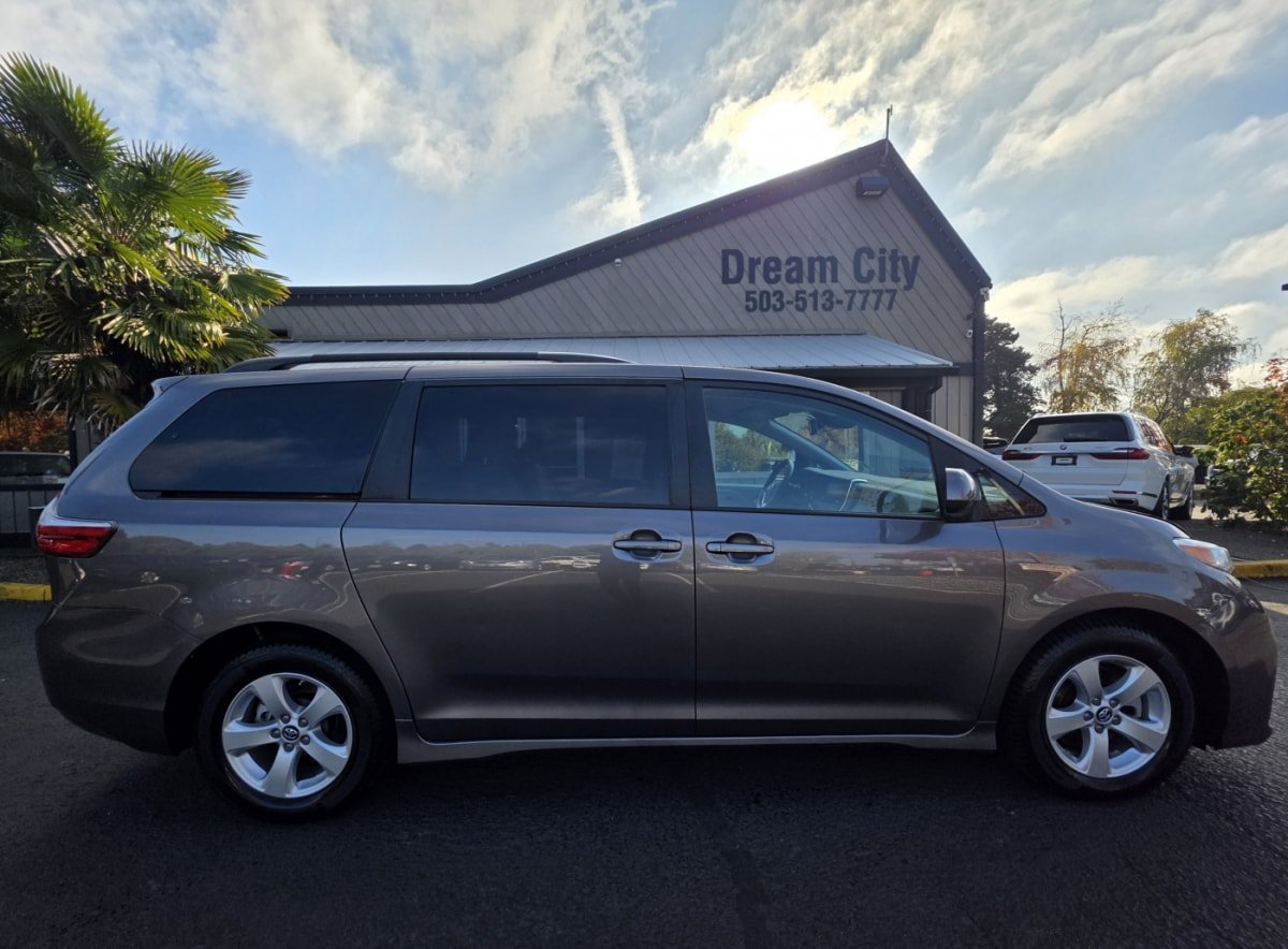 Used 2018 Toyota Sienna LE FWD image 2