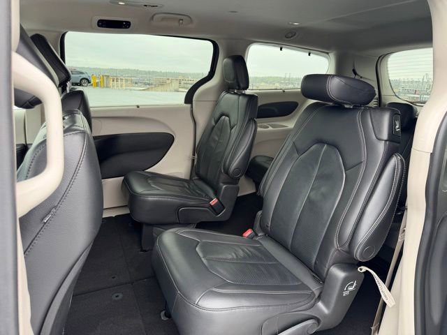 Used 2022 Chrysler Pacifica Touring-L FWD image 14