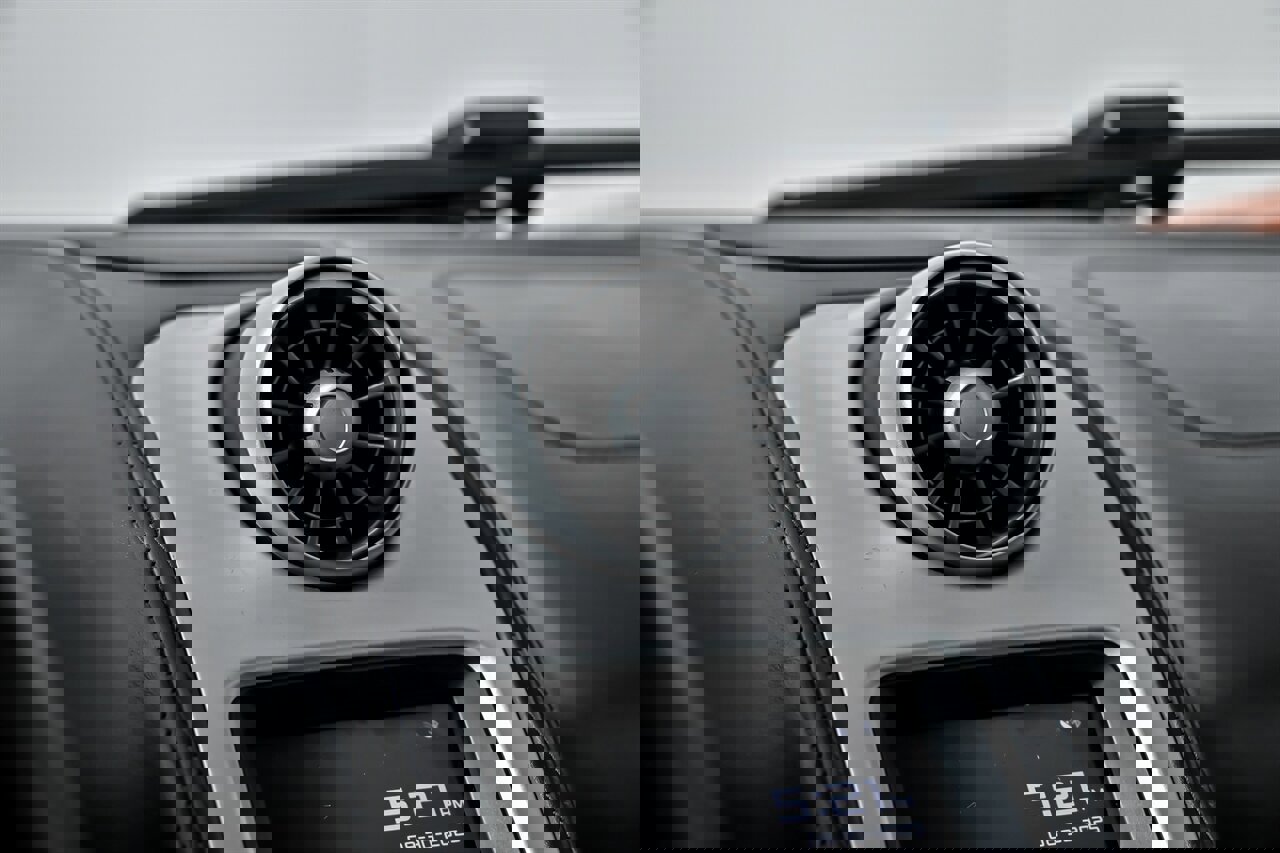 Used 2015 McLaren 650S Spider image 31