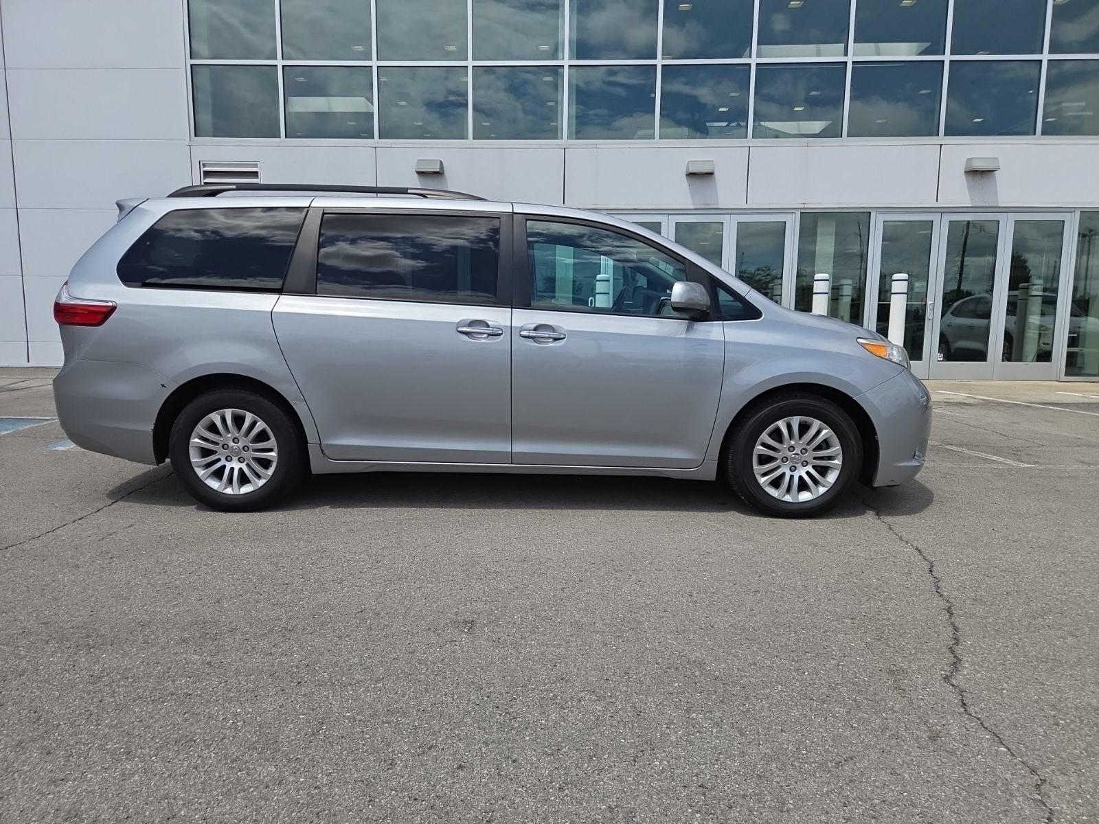 Used 2017 Toyota Sienna XLE FWD image 2