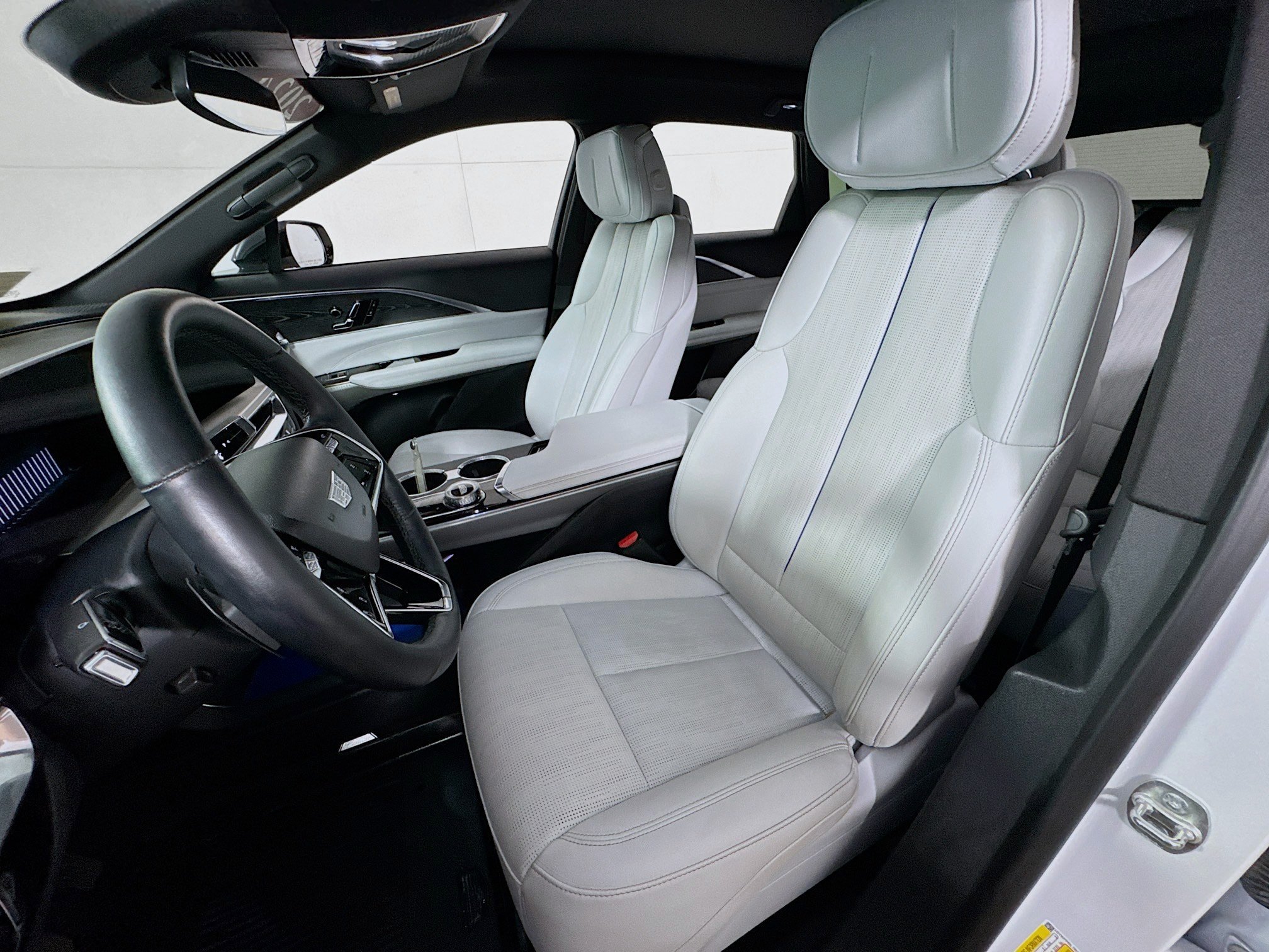 Used 2024 Cadillac Lyriq Luxury AWD/4WD image 14