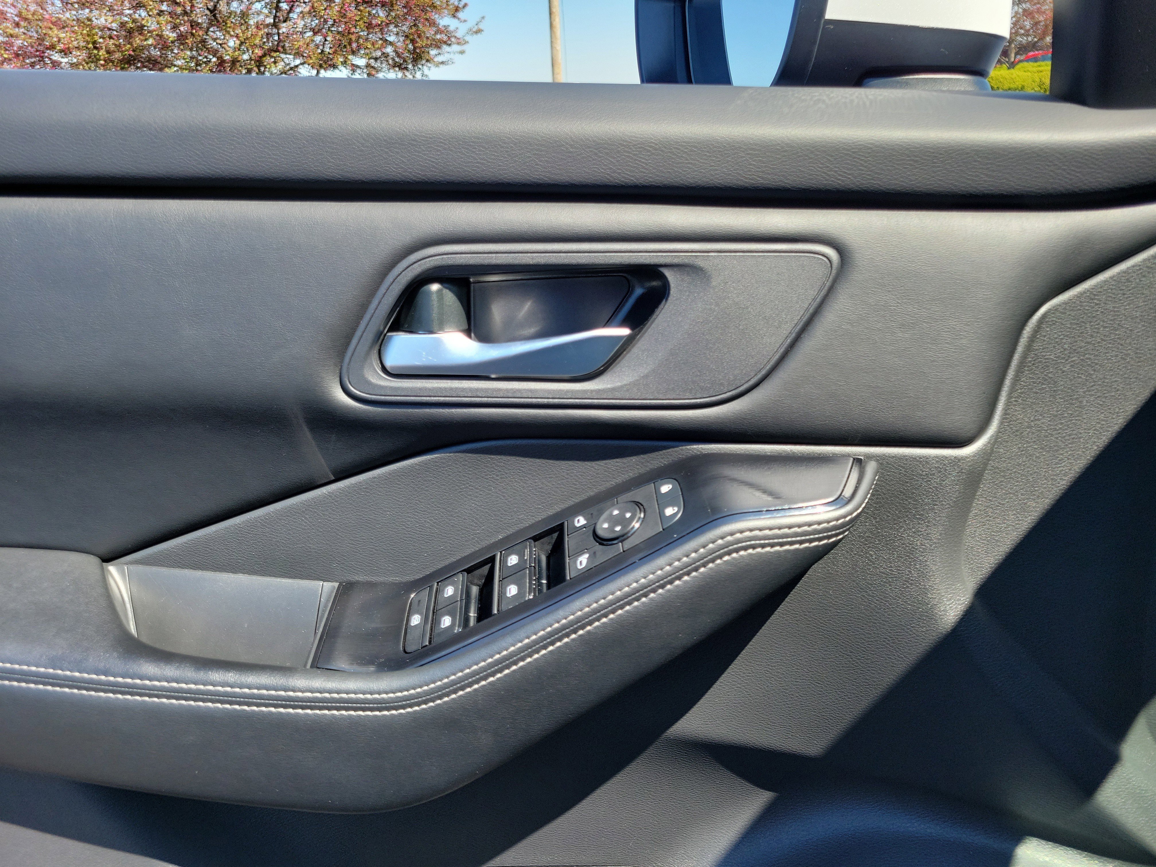 Used 2025 Nissan Rogue SV AWD/4WD image 17