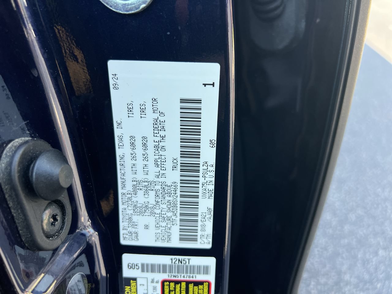 Used 2025 Toyota Tundra Limited AWD/4WD image 36