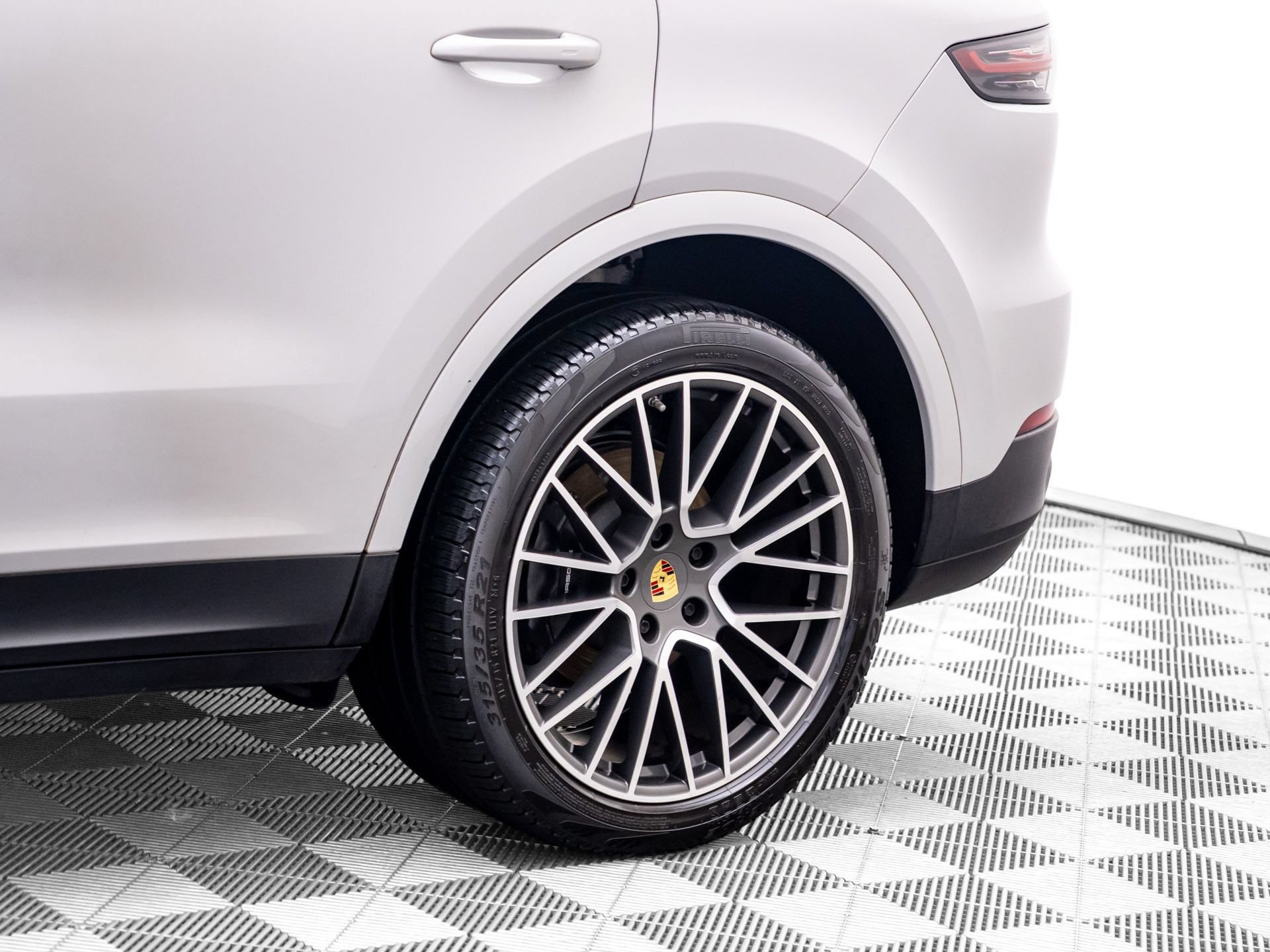 Certified 2023 Porsche Cayenne AWD/4WD image 32