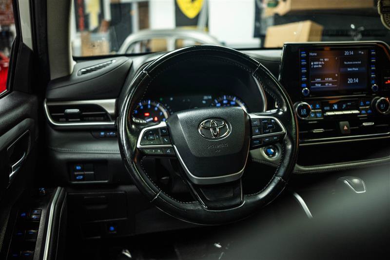 Used 2022 Toyota Highlander XLE AWD/4WD image 17