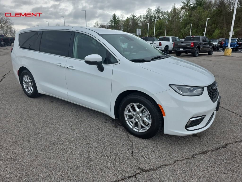 Used 2023 Chrysler Pacifica Touring-L image 27