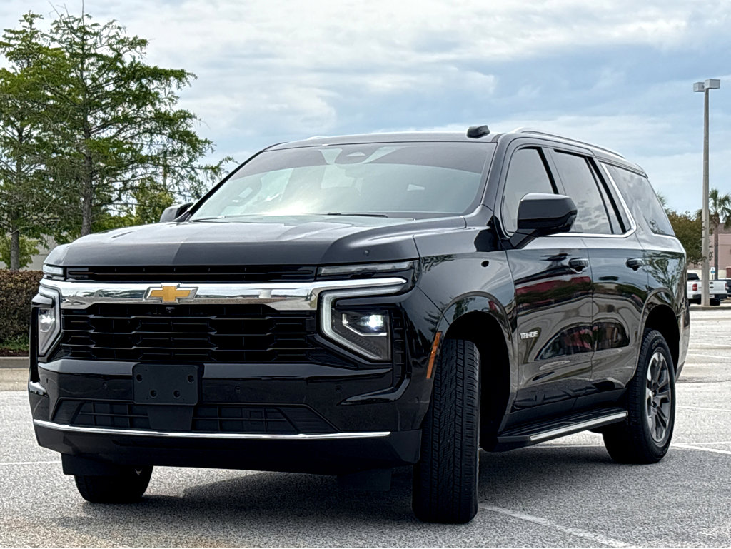 Used 2025 Chevrolet Tahoe LS RWD image 3