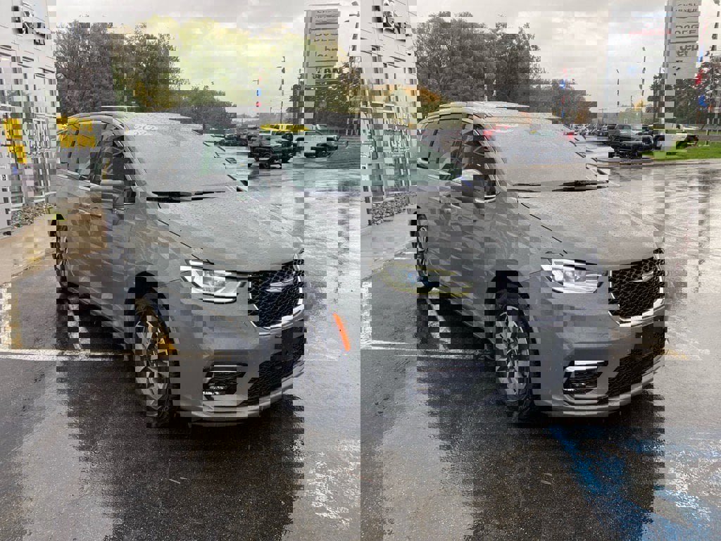 Used 2022 Chrysler Pacifica Touring-L image 7