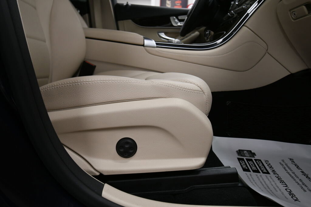 Used 2018 Mercedes-Benz GLC 300 4MATIC image 29