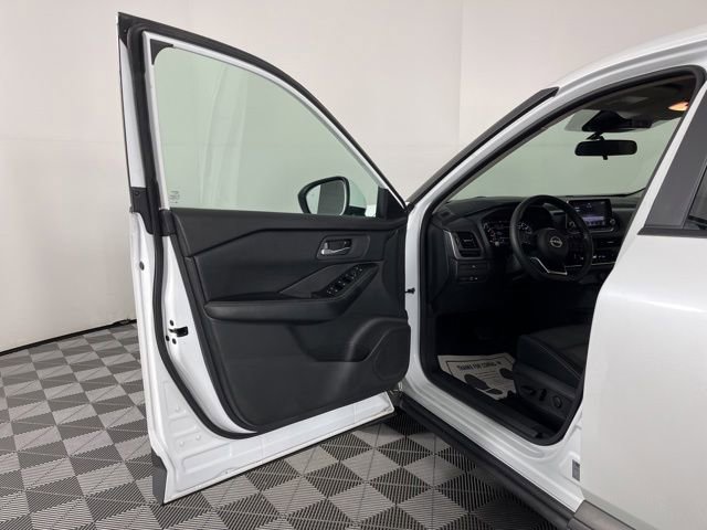 Used 2024 Nissan Rogue SV FWD image 18