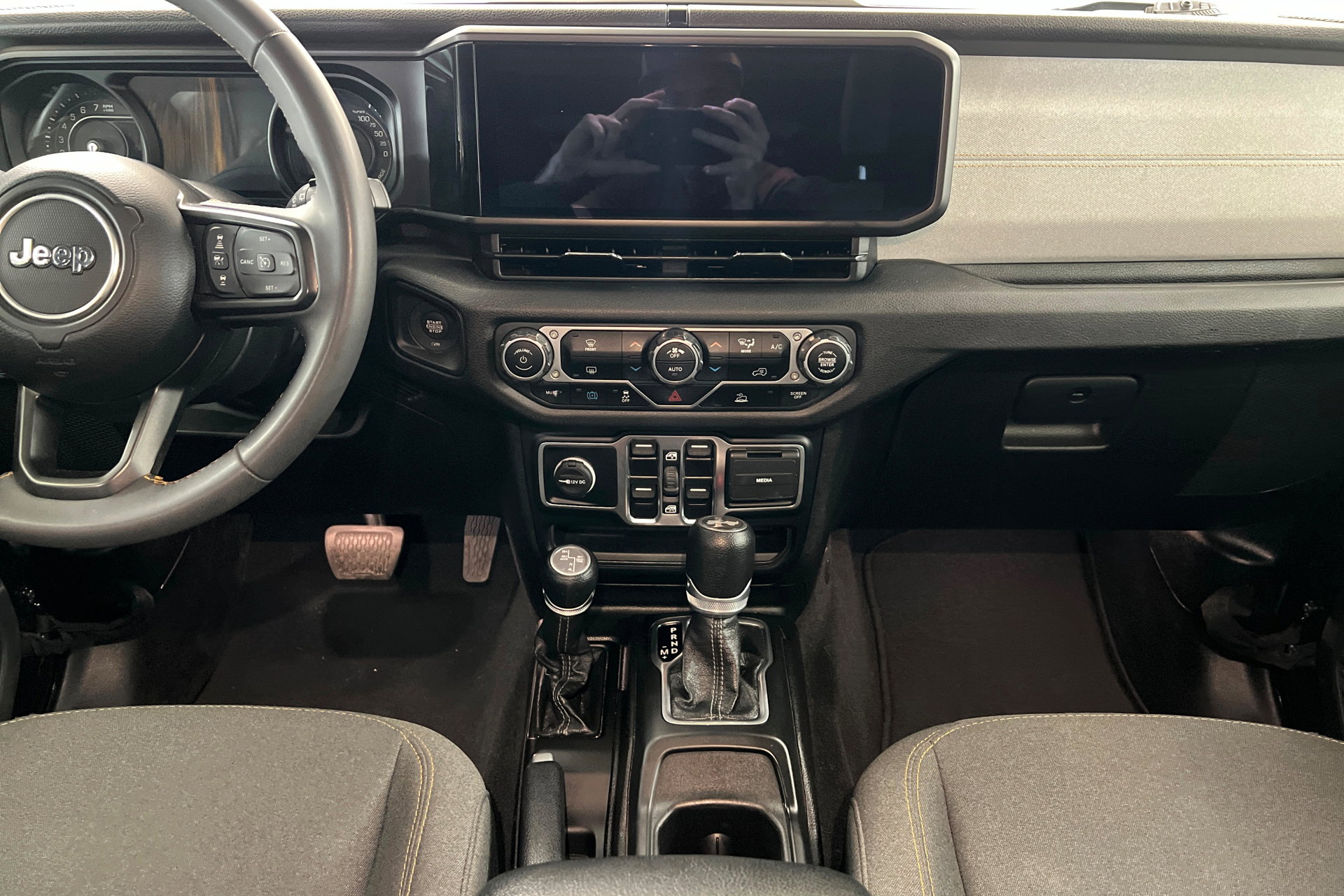Used 2024 Jeep Wrangler Unlimited AWD/4WD image 13