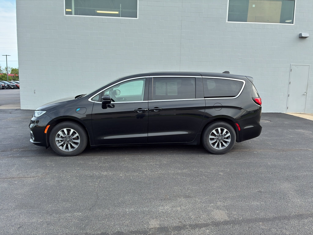 Used 2023 Chrysler Pacifica Touring-L FWD image 3