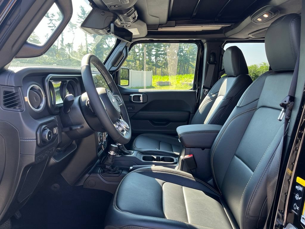 Used 2025 Jeep Wrangler Unlimited Sahara AWD/4WD image 13