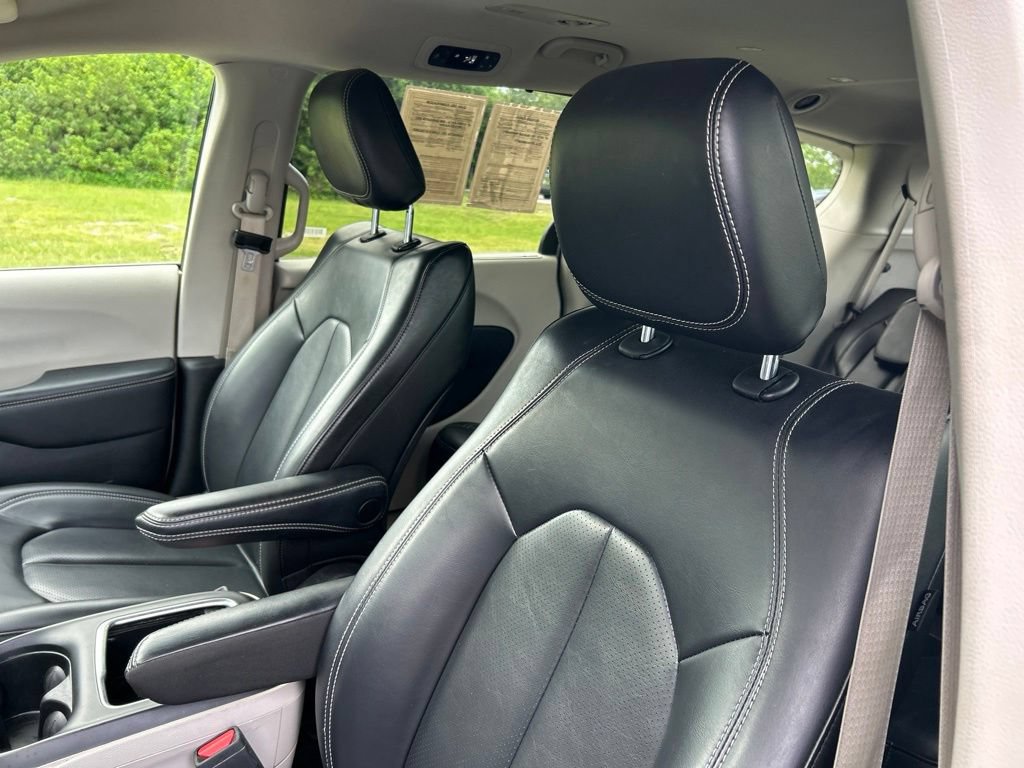 Used 2023 Chrysler Pacifica Touring-L FWD image 20