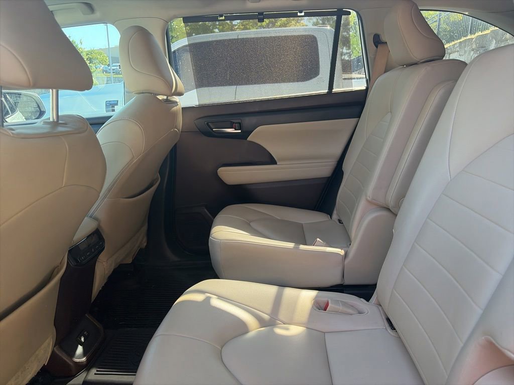 Used 2020 Toyota Highlander XLE AWD/4WD image 25