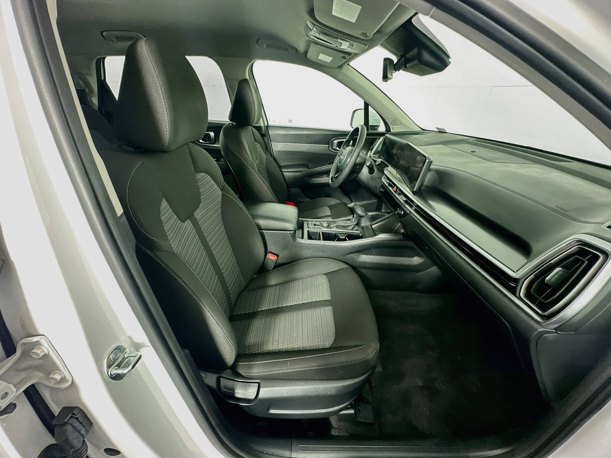Used 2025 Kia Sorento LX FWD image 33