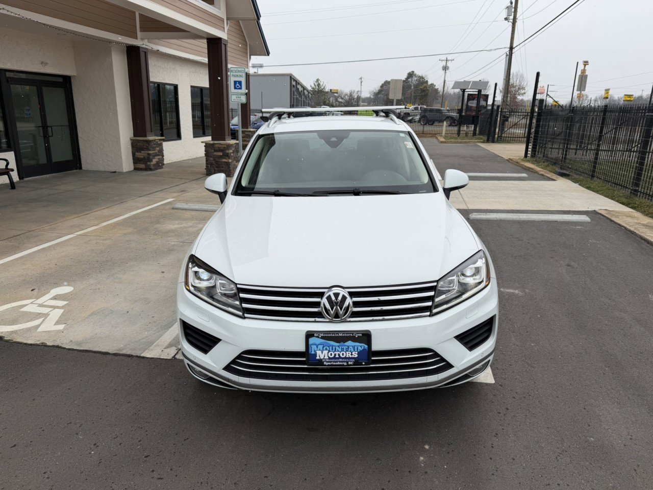 Used 2016 Volkswagen Touareg Lux image 9