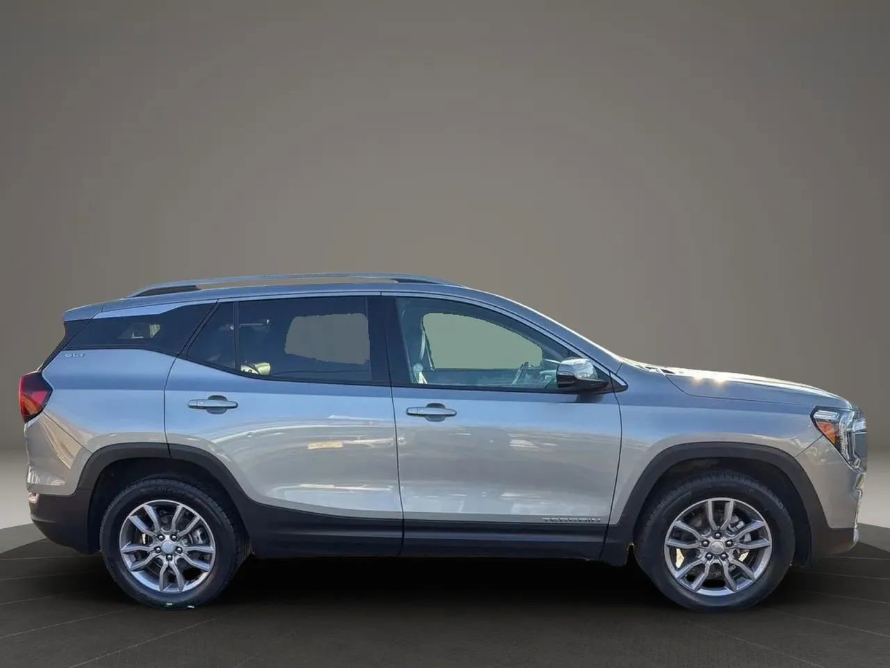 Used 2024 GMC Terrain SLT image 4