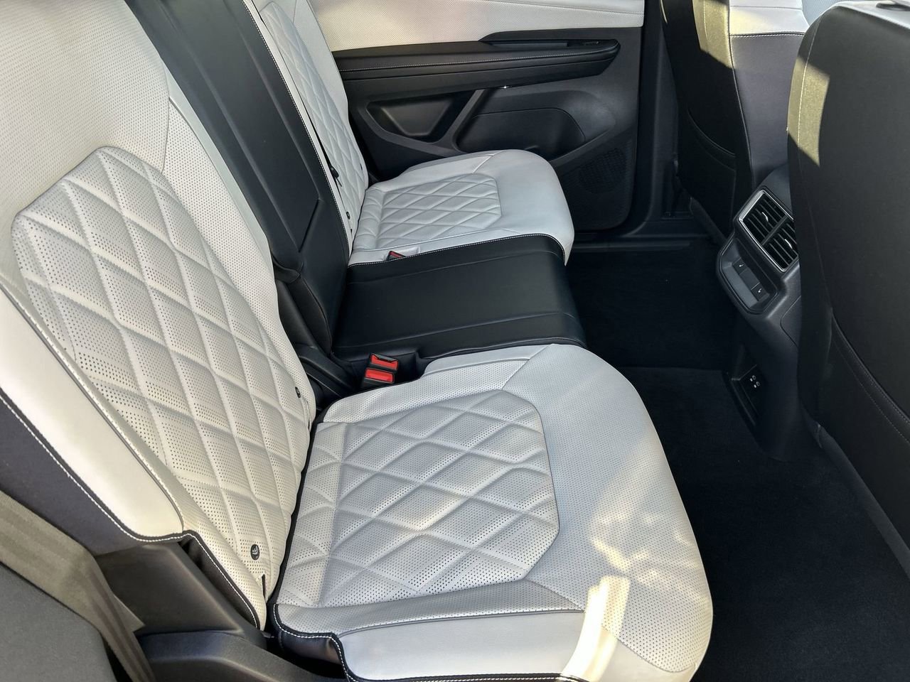 Certified 2024 Volkswagen Atlas Cross Sport SEL Premium R-Line AWD/4WD image 10