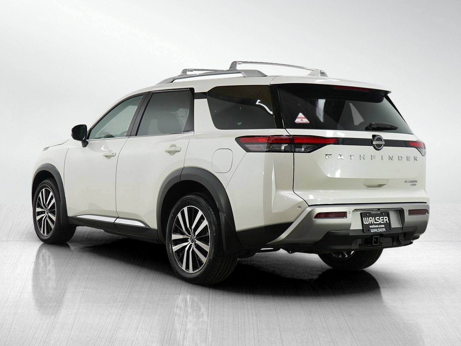 Used 2023 Nissan Pathfinder Platinum image 3