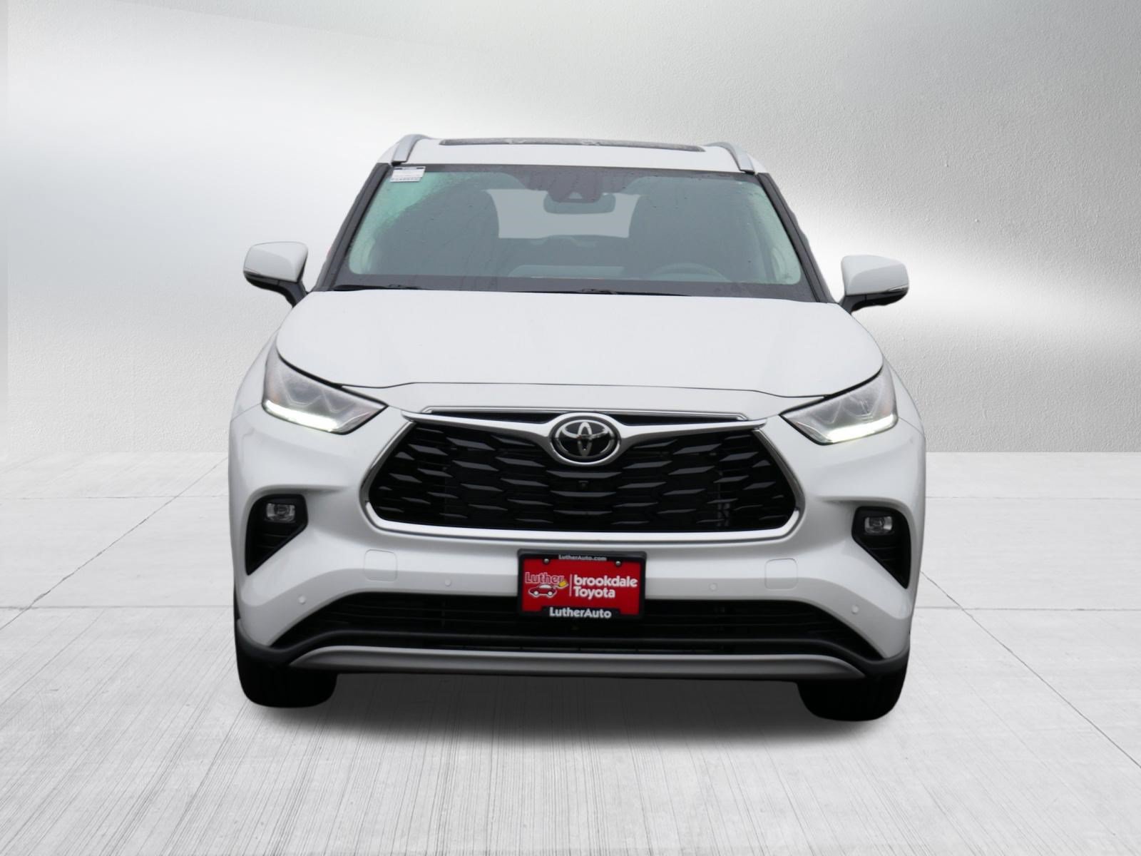 Certified 2026 Toyota Highlander Platinum AWD/4WD image 2