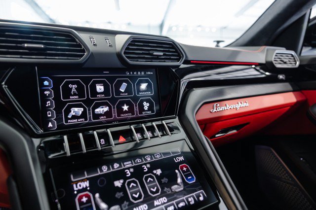 Used 2022 Lamborghini Urus AWD/4WD image 36
