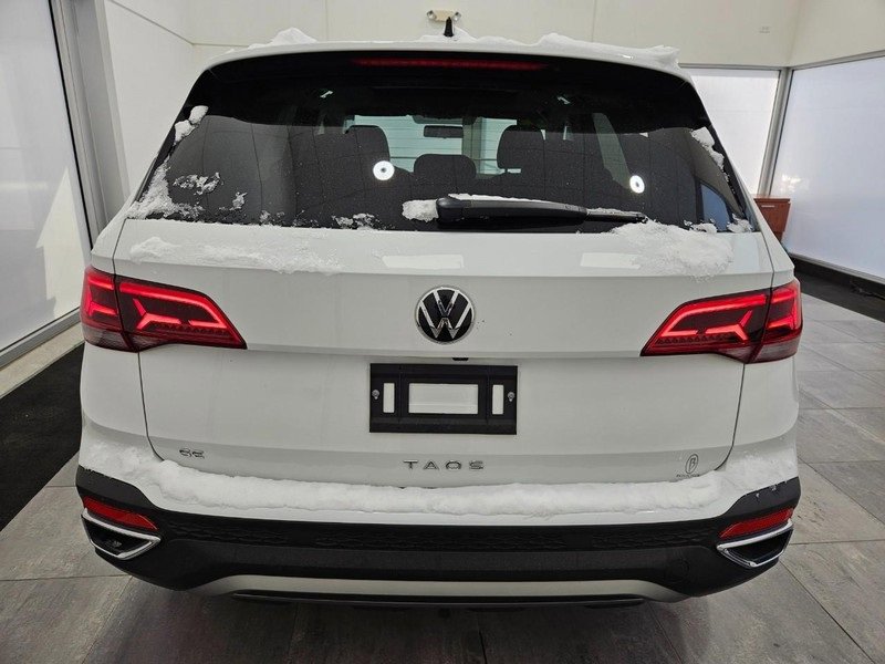 Used 2022 Volkswagen Taos SE w/ Panoramic Sunroof Package image 3