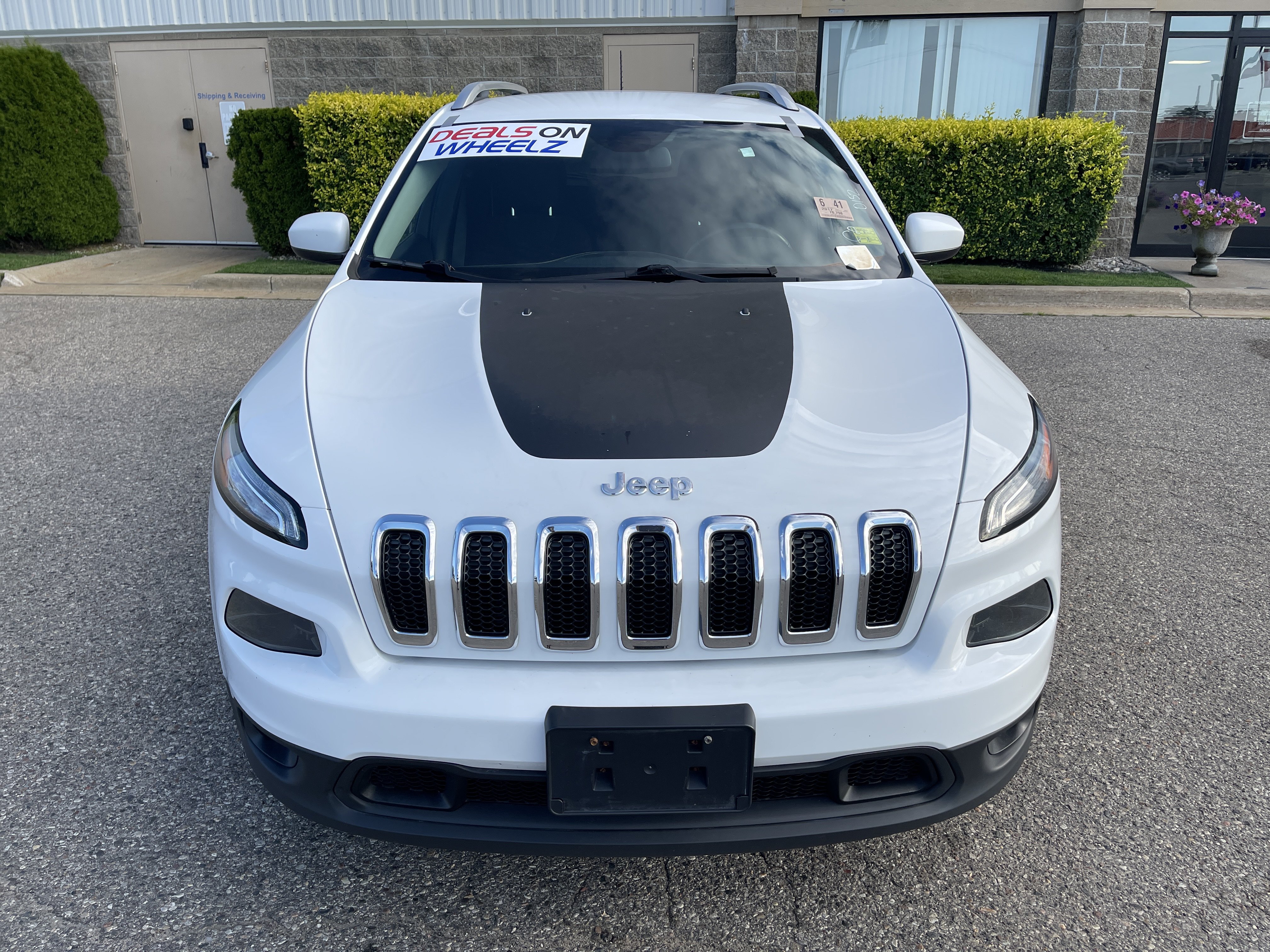 Used 2017 Jeep Cherokee Latitude w/ Cold Weather Group AWD/4WD image 9