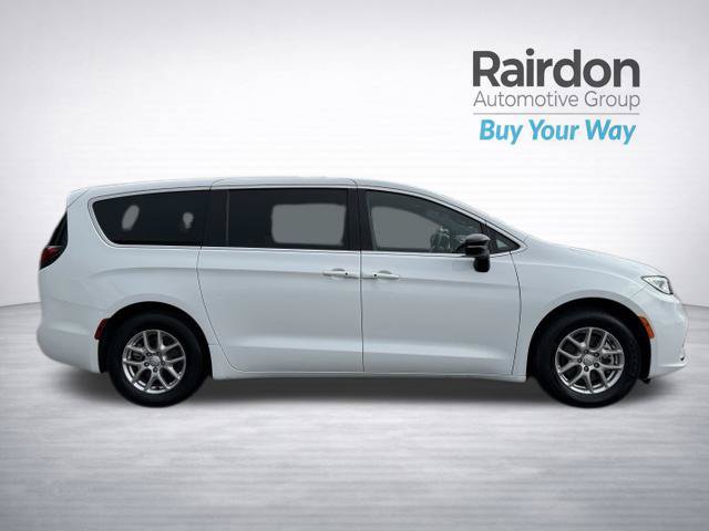 Used 2025 Chrysler Pacifica Select FWD image 8