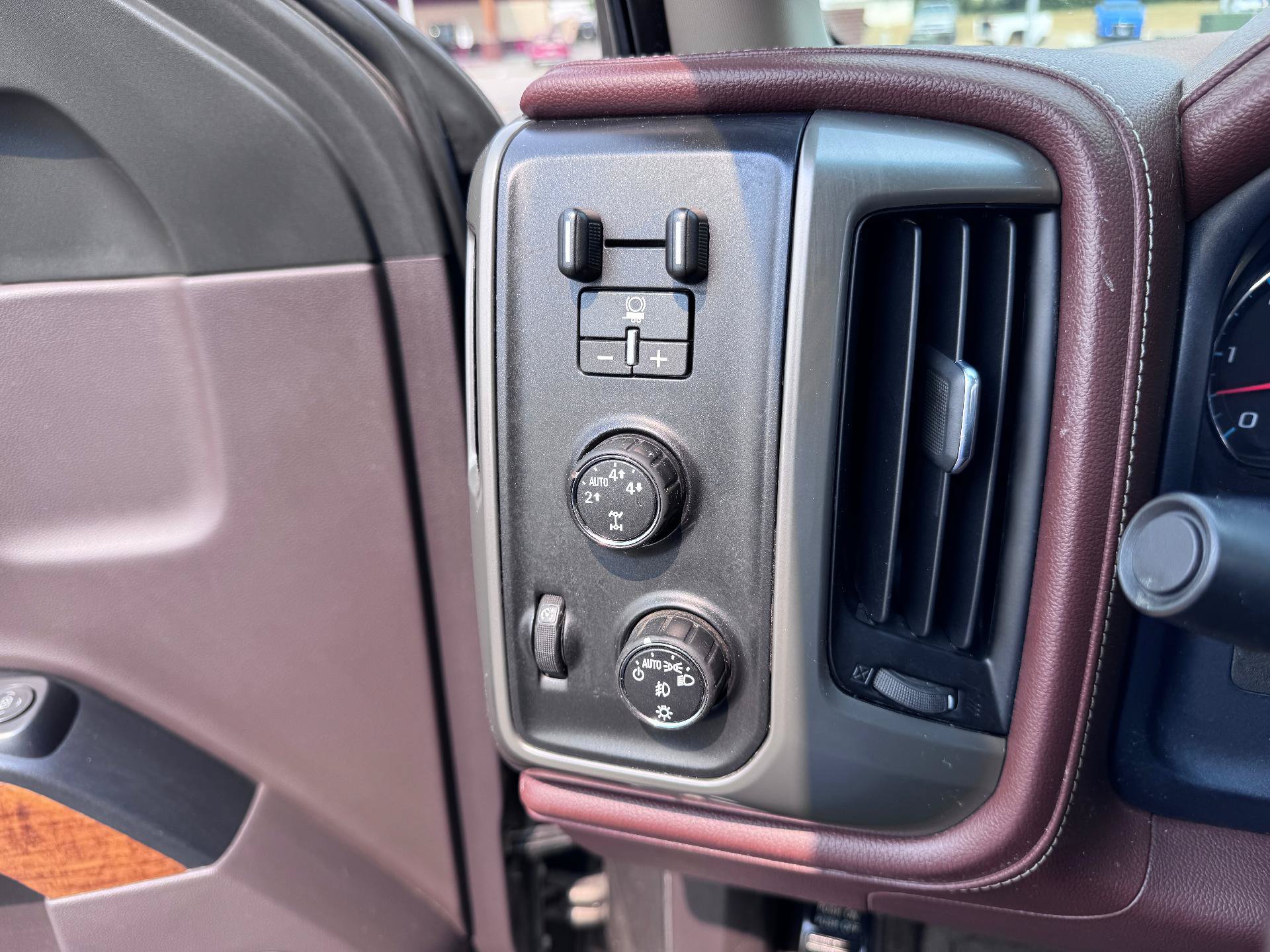 Used 2015 Chevrolet Silverado 1500 High Country w/ High Country Premium Package AWD/4WD image 24