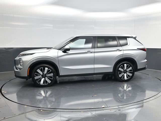 Used 2025 Mitsubishi Outlander SE image 6