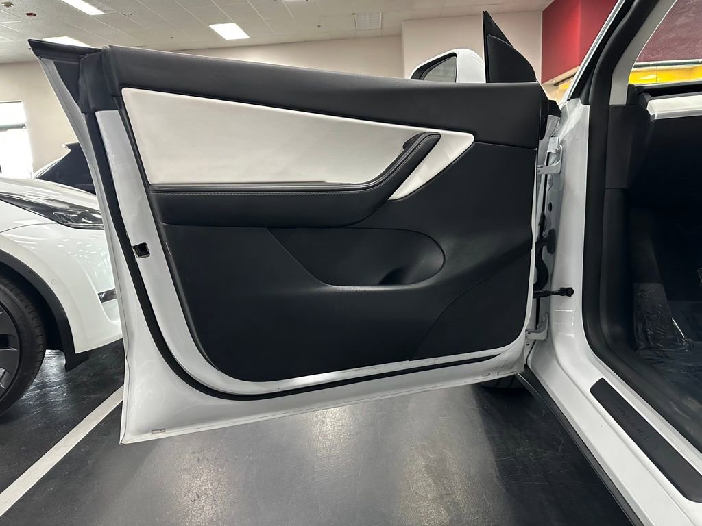 Used 2021 Tesla Model Y Long Range image 13