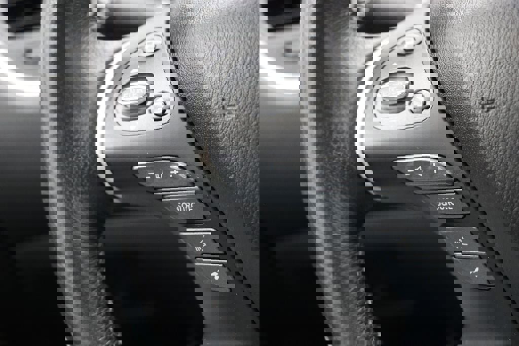 Used 2020 Nissan Pathfinder SV image 19