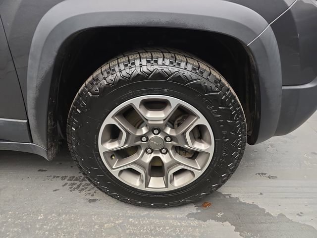 Used 2020 Jeep Cherokee Trailhawk w/ Cold Weather Group image 12