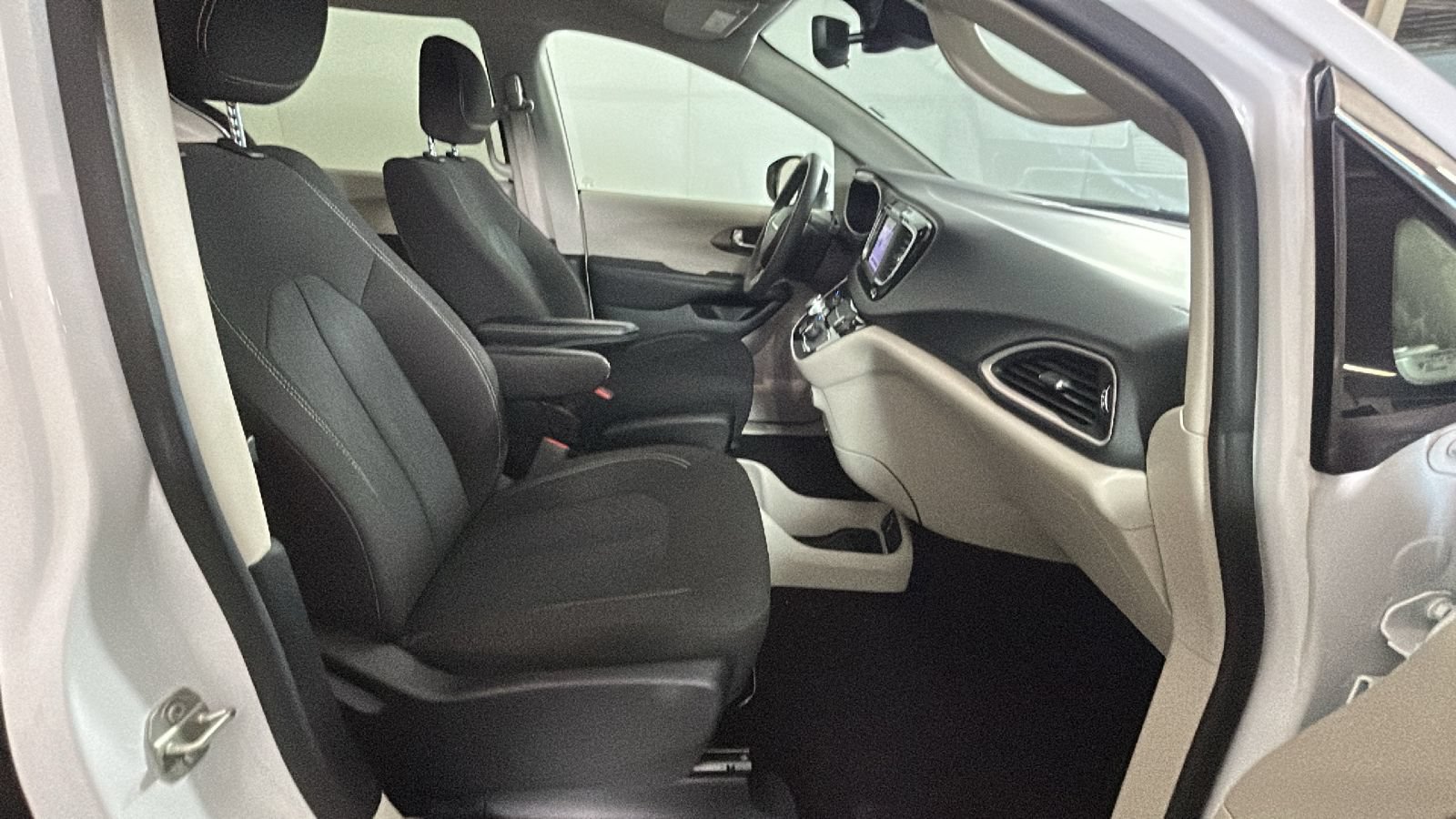 Used 2023 Chrysler Voyager LX FWD image 34