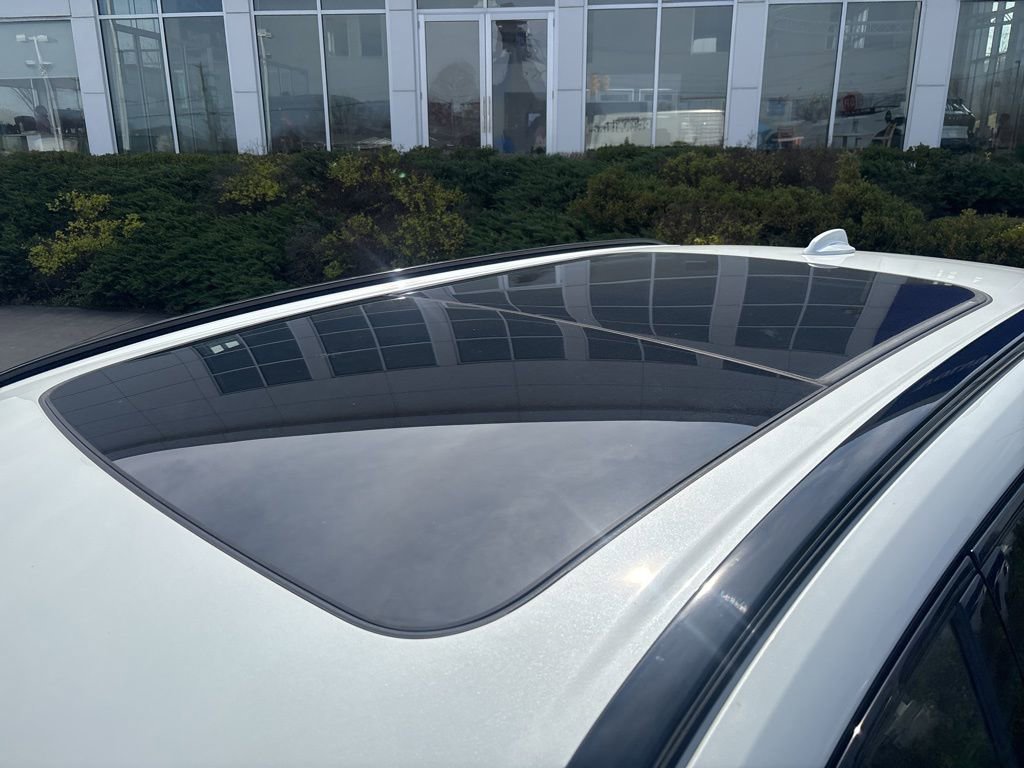 Certified 2024 Volvo XC60 T8 Ultimate w/ Protection Package Premier image 12