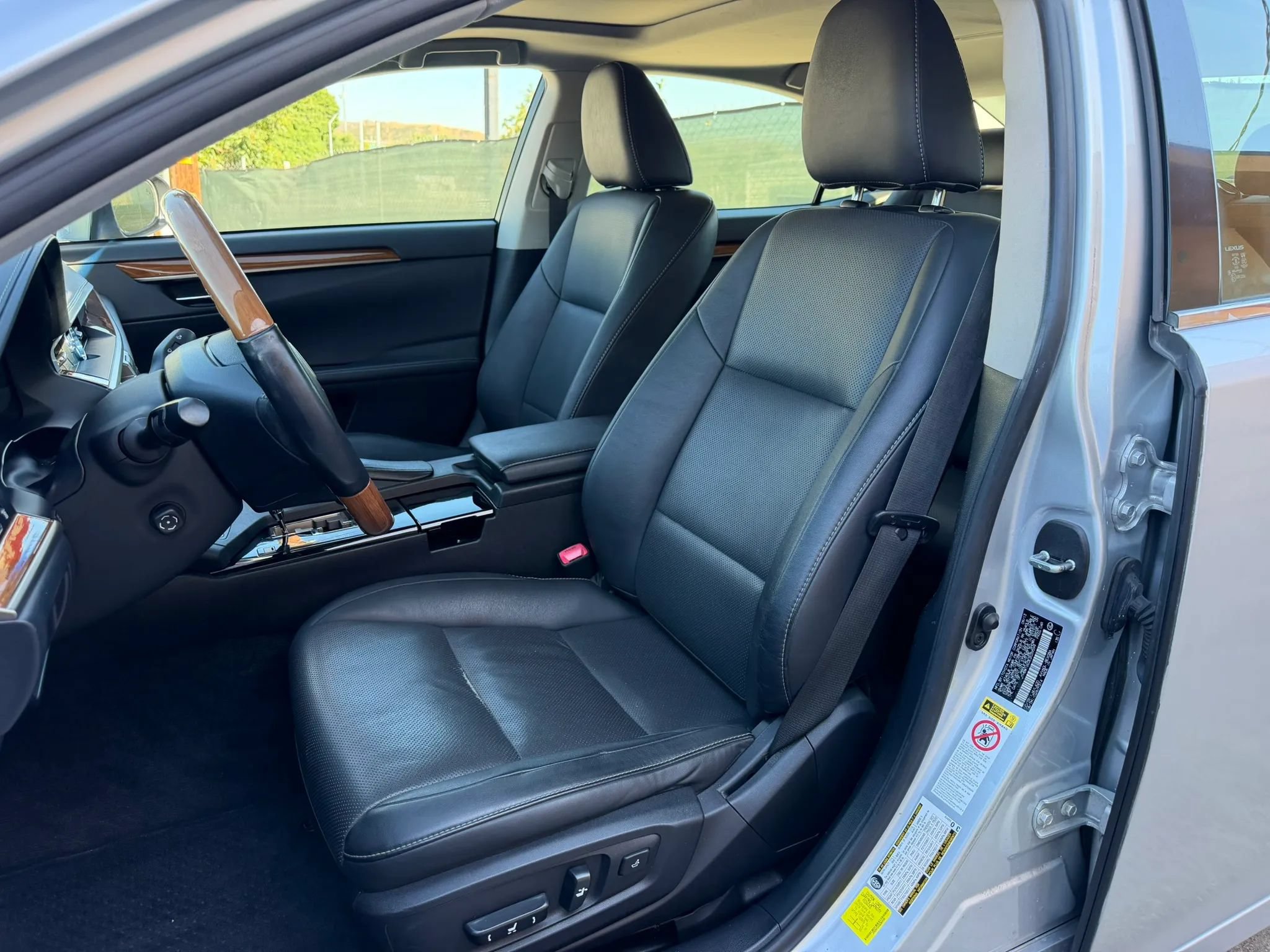Used 2014 Lexus ES 300h w/ Premium Package w/Bamboo Trim FWD image 10