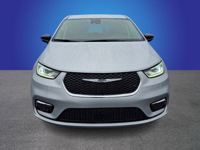 Used 2024 Chrysler Pacifica Touring-L image 2