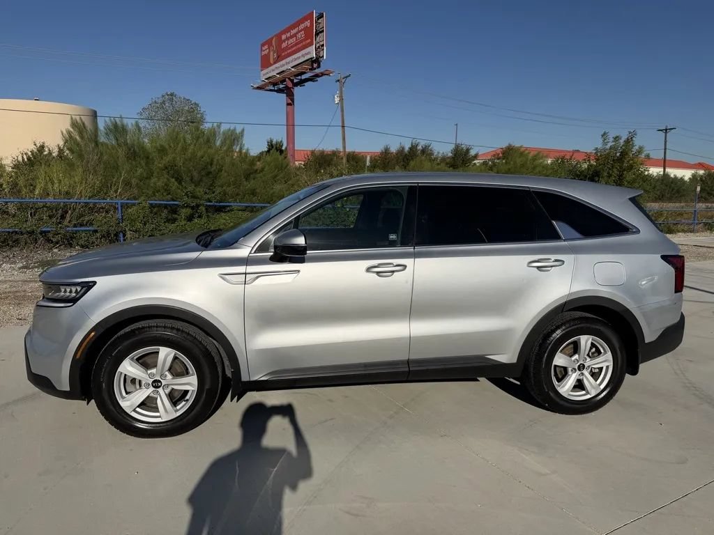 Used 2021 Kia Sorento LX FWD image 2