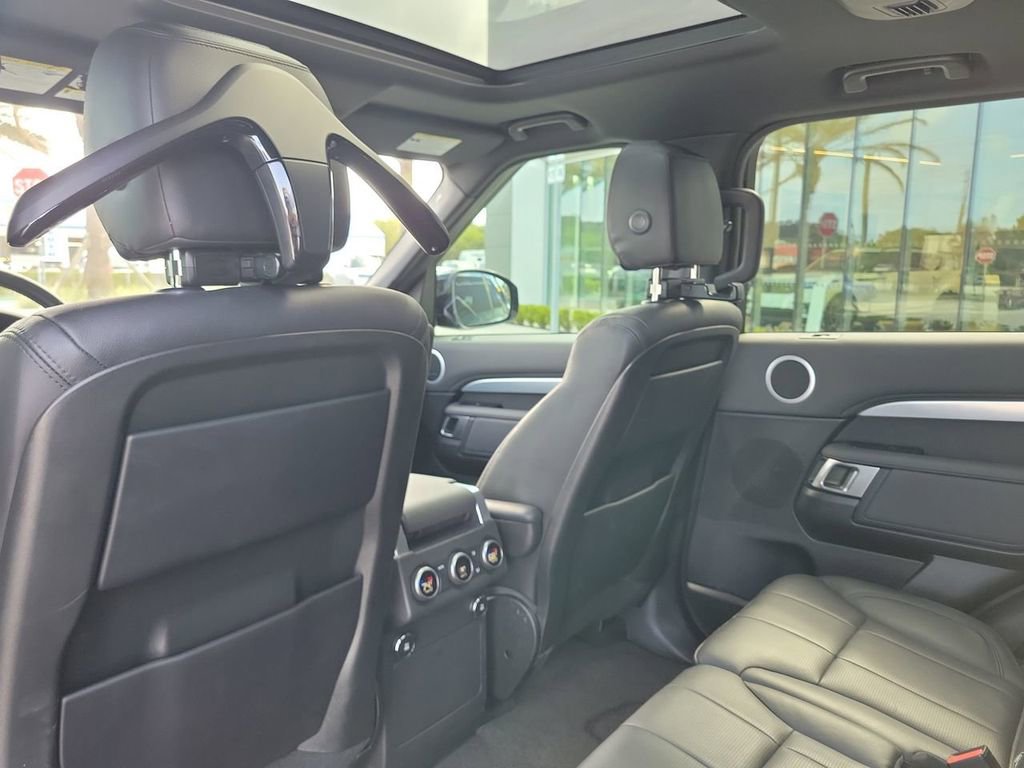 Used 2020 Land Rover Discovery Landmark image 17