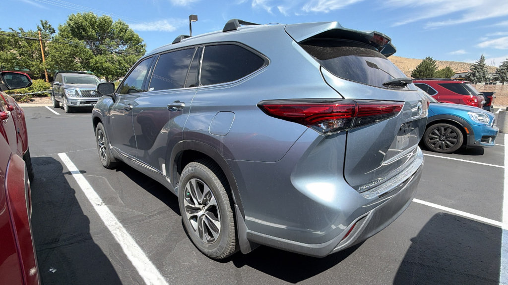 Used 2022 Toyota Highlander XLE AWD/4WD image 3